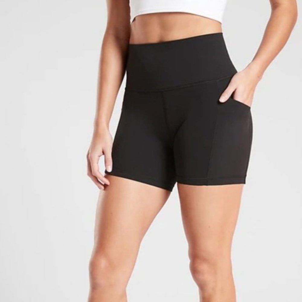 Athleta Black Salutation Stash 5" Shorts size M